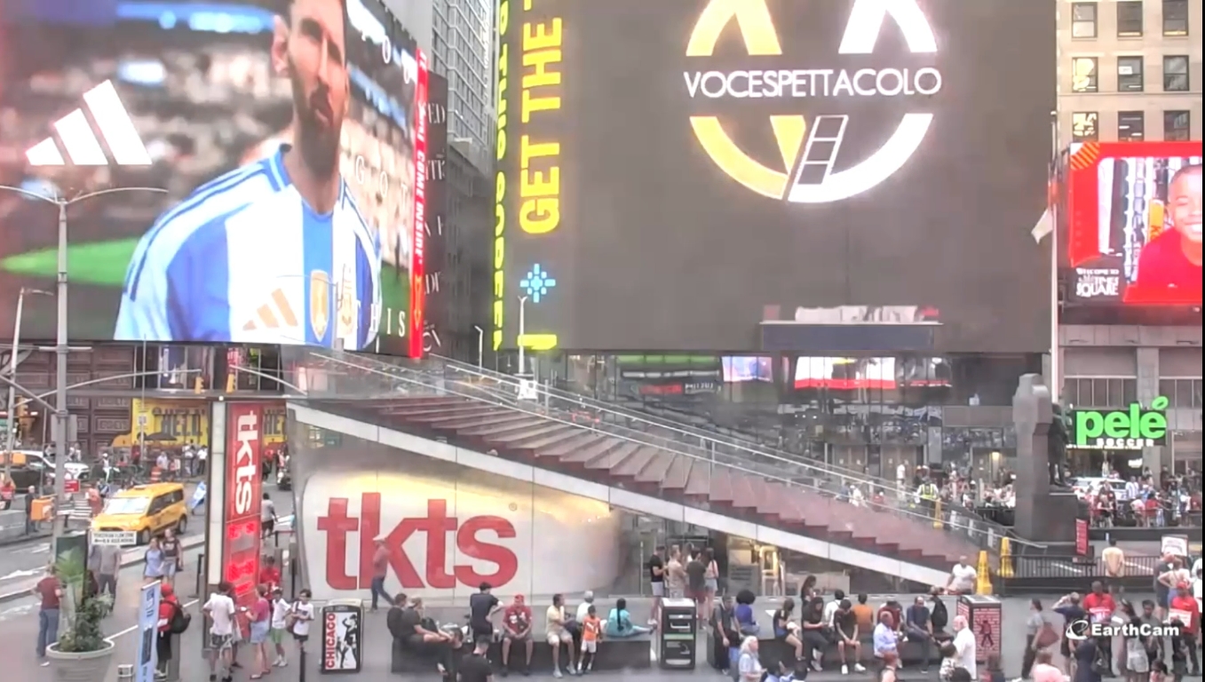 Voce Spettacolo brilla a Times Square nel cuore di New York